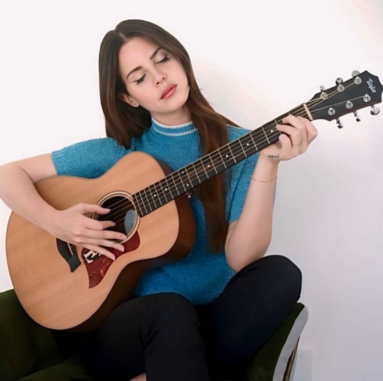 Lana Del Rey 自 18 歲向叔叔學習吉他並開始創作。(圖:IG@ Lana Del Rey)