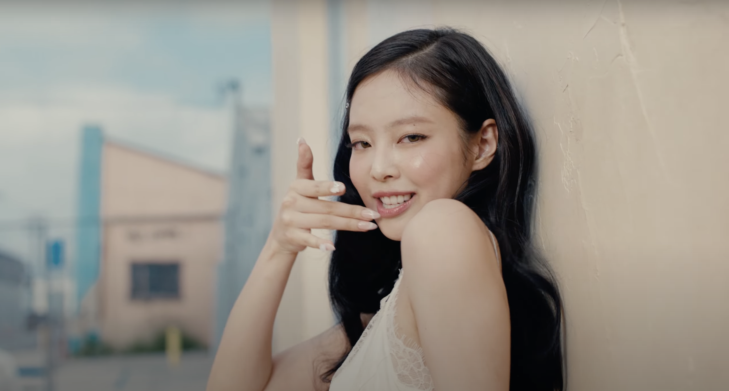 Jennie 新歌《Mantra》MV一連換五套造型。(圖/YouTube@JENNIE)