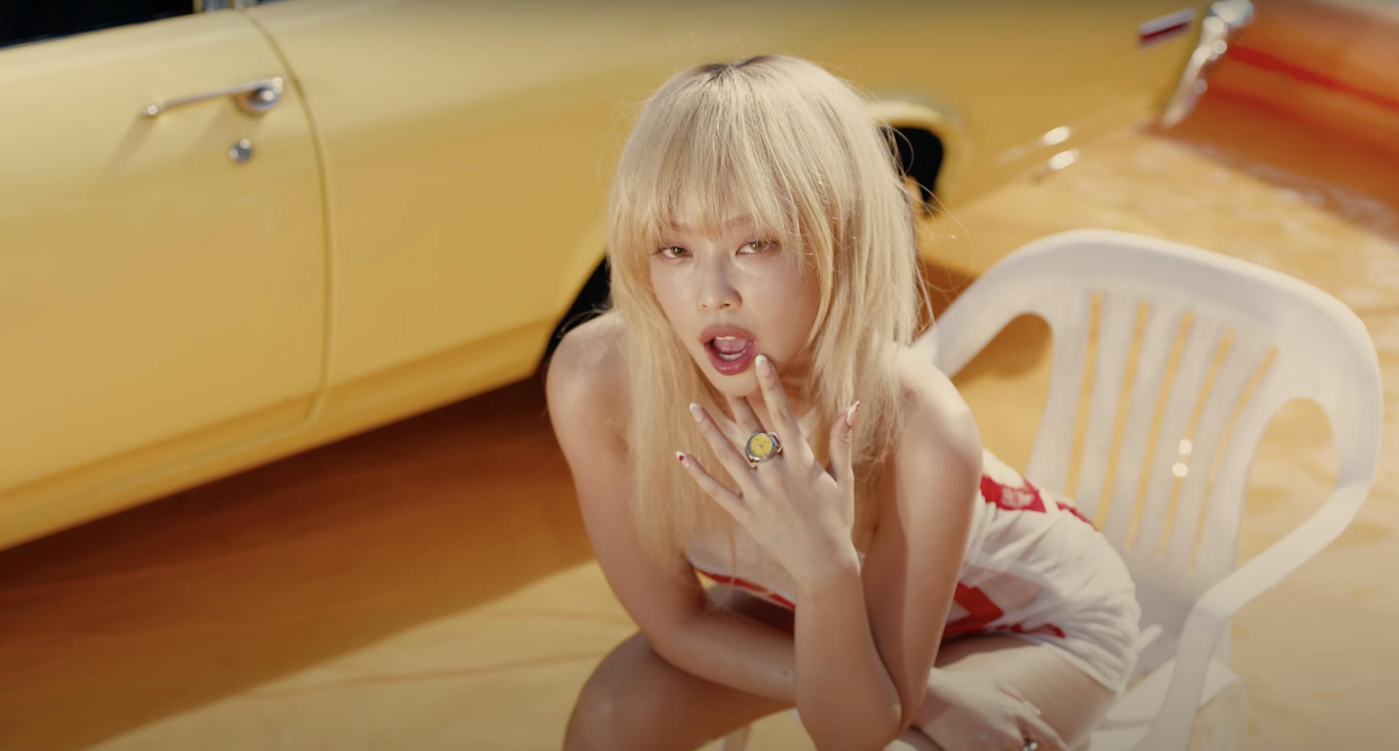 Jennie 新歌《Mantra》MV一連換五套造型。(圖/YouTube@JENNIE)