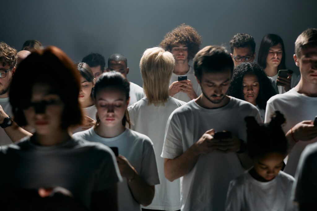 現代人手機成癮問題嚴重,韓國開始興起數位排毒的熱潮(圖/pexels)