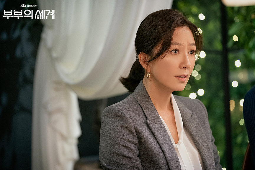 《夫妻的世界》中正宮與小三的對決,轟動全亞洲。(圖/Jtbc,《夫妻的世界》劇照)