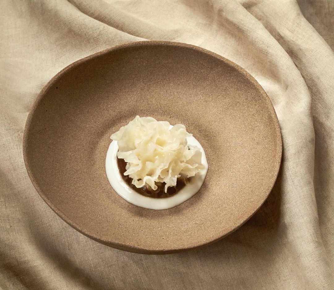 甜點「Coconut, Yeast and Black Garlic(椰子|酵母|黑蒜)」紀念因 COVID-19 離世的父親(圖:IG@nuema_restaurant)