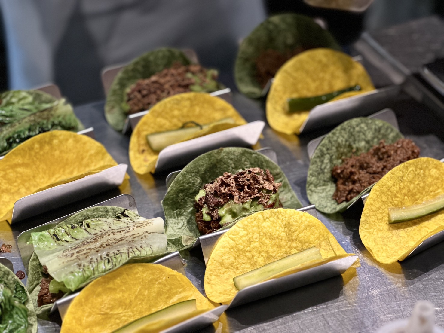 tac.seoul 有別於市面上常見的塔可形象,改以強調新鮮、完整食材(圖:Alice.P 拍攝)