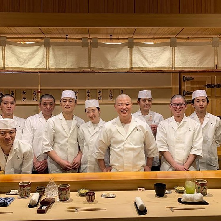 幸後綿衣在「Sushi Arai(鮨 あらい)」任職,師承新井主廚技藝(圖:IG@mei3158)