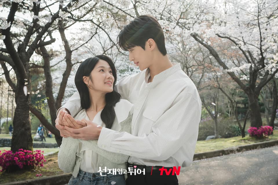 沈浸在粉紅泡泡好幸福。(圖/tvN,《背著善宰跑》劇照)