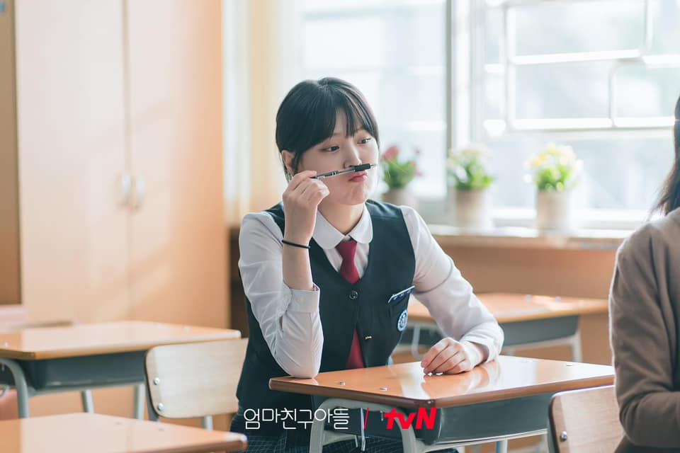 青少年容易受到同儕影響審美觀。(圖/《媽媽朋友的兒子》劇照)