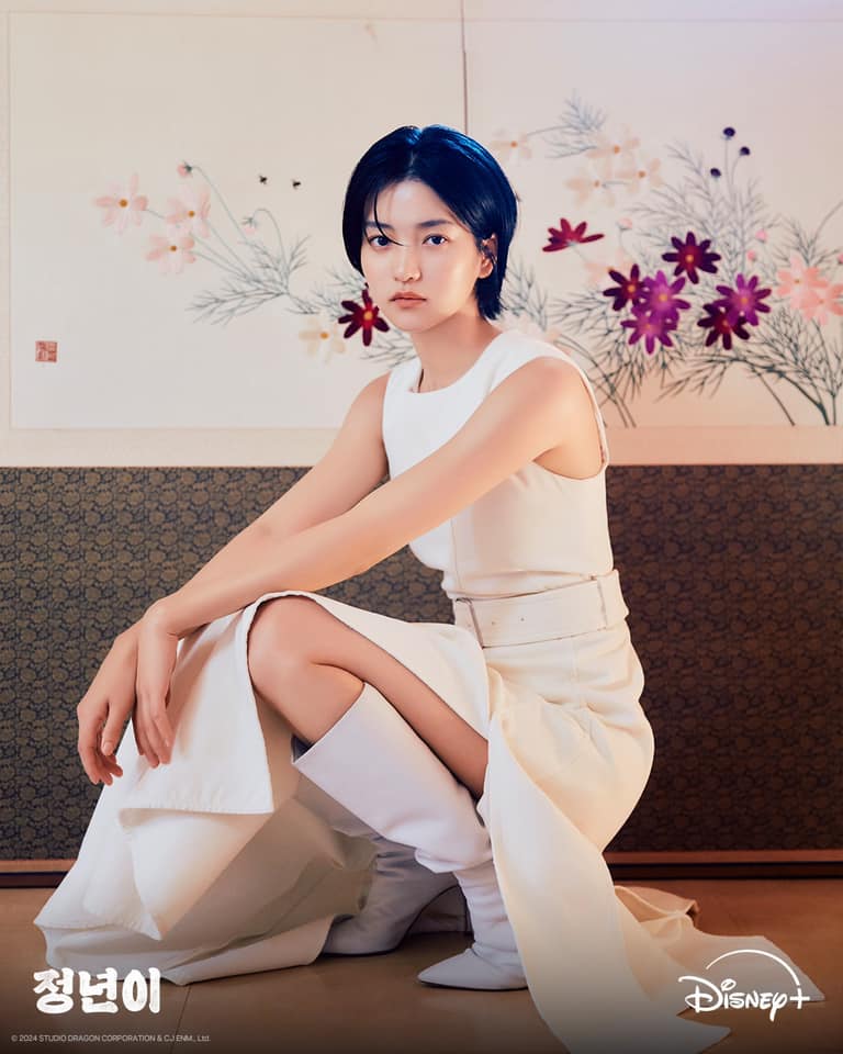 擁有小巧精緻的臉蛋,是不少女性的夢想。(圖/《正年》 海報)