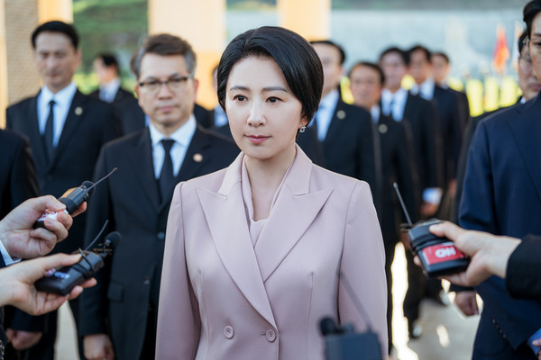金喜愛再度出演政治劇。(圖/Naver,《政壇旋風》劇照)