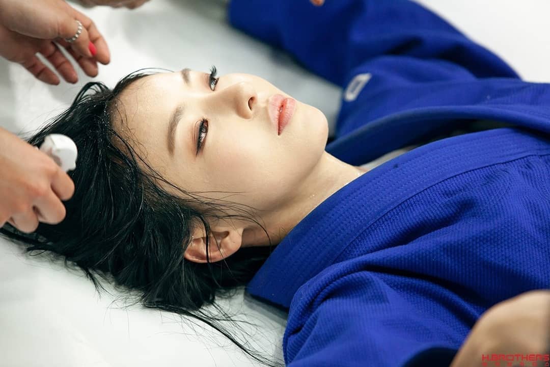 職場壓力常使得自己筋疲力盡。(圖/Instagram @dahee0315 )