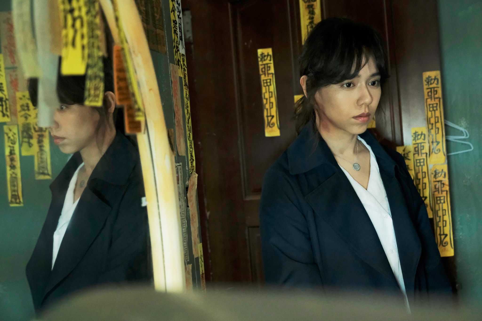 詮釋中邪時哭叫低吼、頭不停撞牆的詭異舉動,受封她「新鬼后」(圖:《粽邪》劇照)