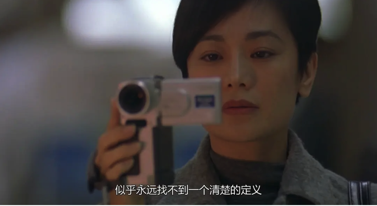 當 Cheryl 接過浩君交付的盒子、靜靜翻閱著盒內照片時,她的表情從皺眉疑惑轉為心酸(圖:截自《心動》)