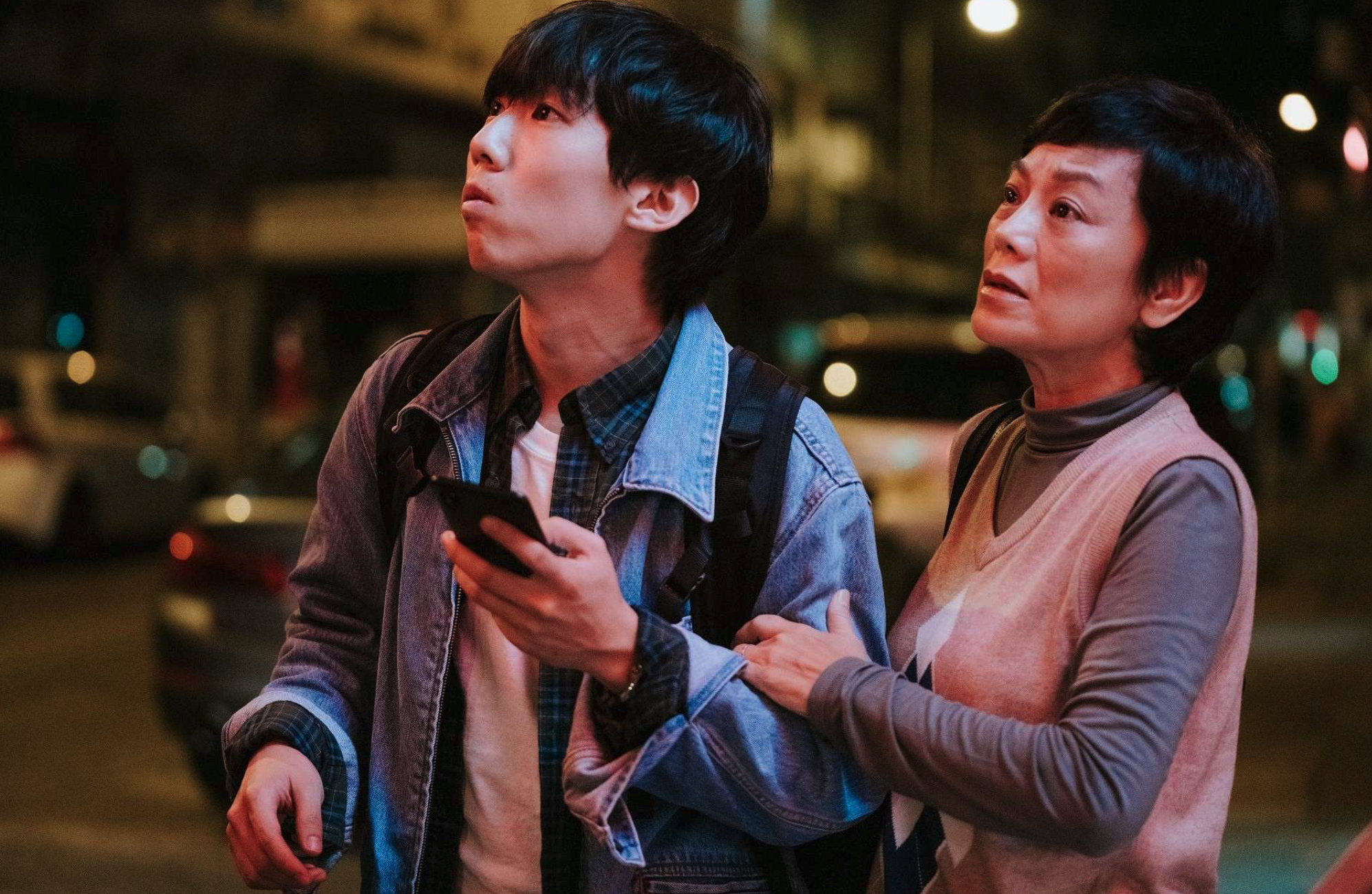 所以,她與丈夫的徒弟 Leo 一同製作霓虹燈光管,努力重現已逝愛人留下的痕跡(圖:《燈火闌珊》劇照)