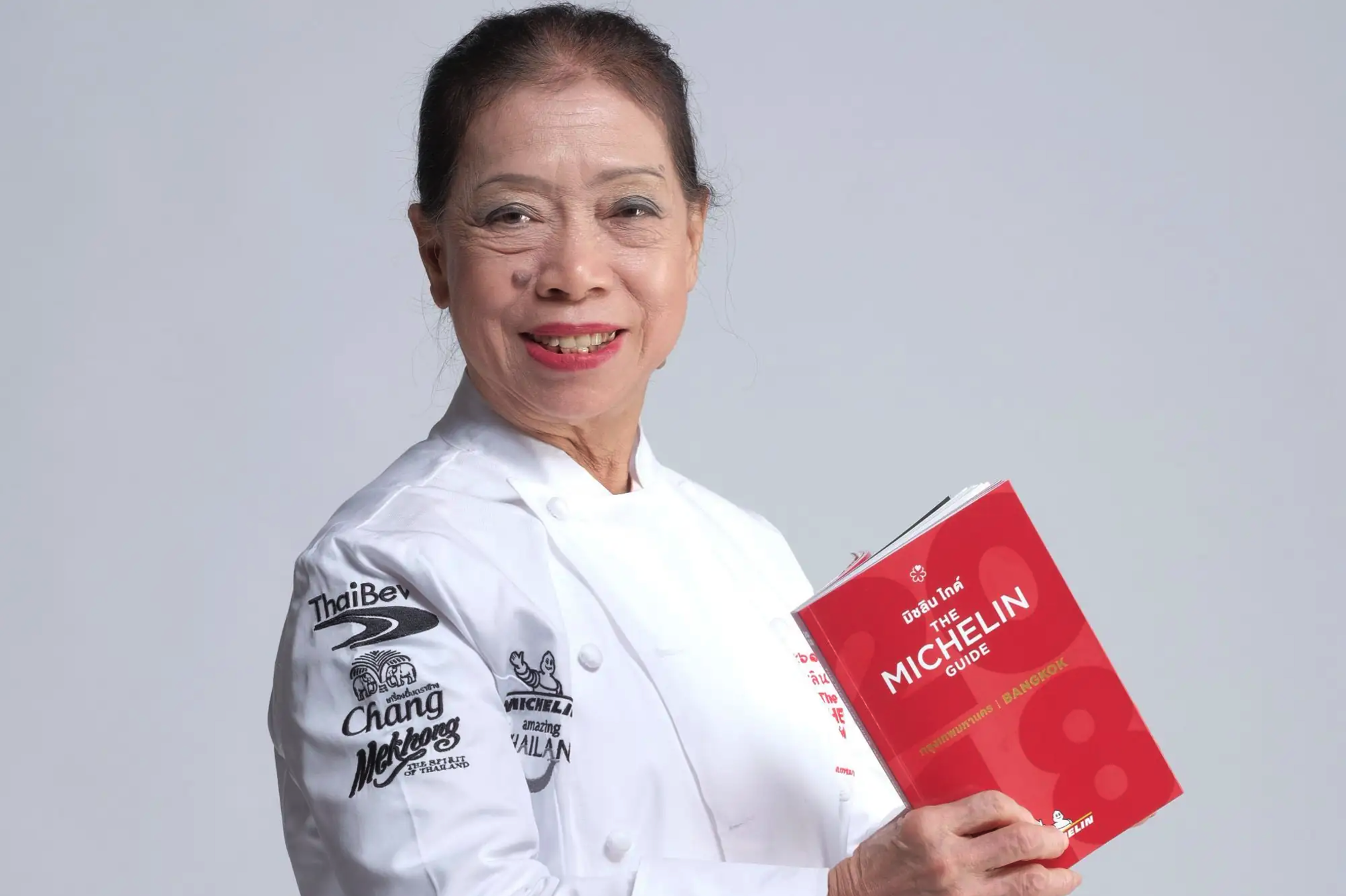 連續七年奪得「曼谷米其林一星」殊榮,Jay Fai 成了街頭美食女王(圖:米其林指南-官網)