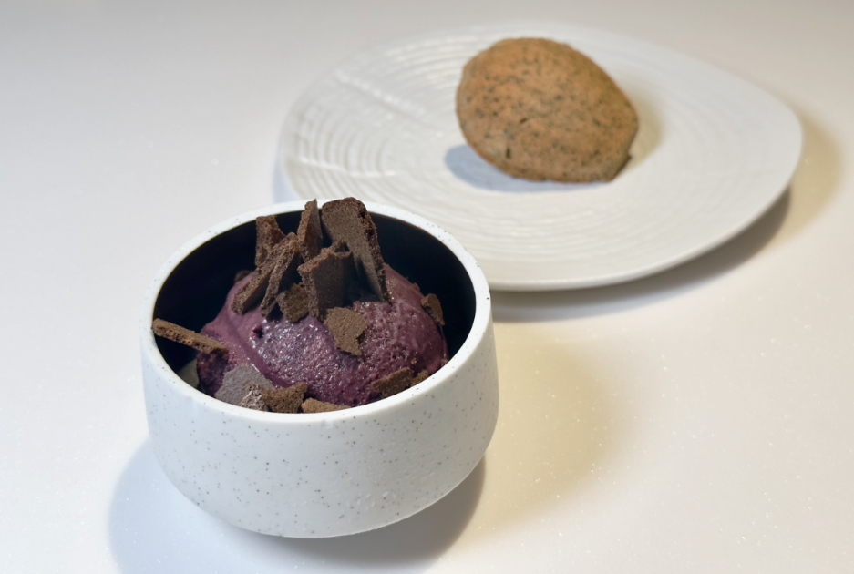 採用小農種植的桑椹製成冰淇淋,上方點綴伯爵茶脆片,濃郁中帶有淡淡茶香(圖:Alice.P 拍攝)