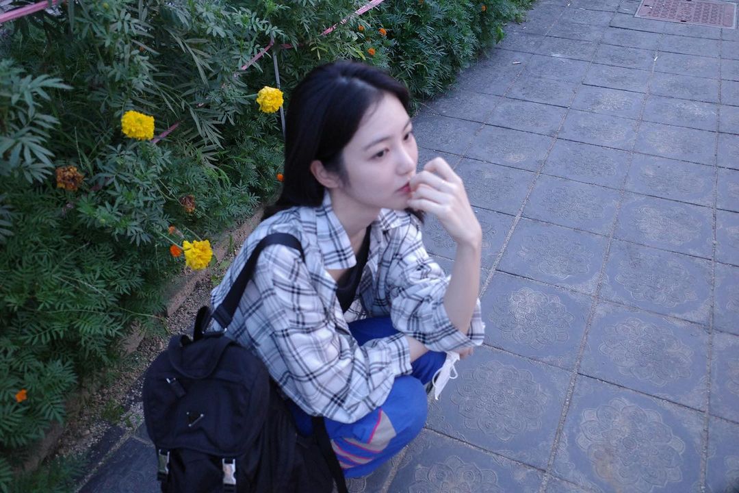 學會「厚臉皮」生活哲學。。(圖/Instagram@__shinyeeun)