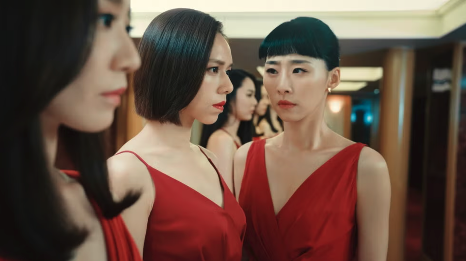 夏于喬在聽到指令「你現在是狗!」後,不顧形象在地上模仿狗的動作,並且大聲吠叫(圖:《灼人秘密》劇照)