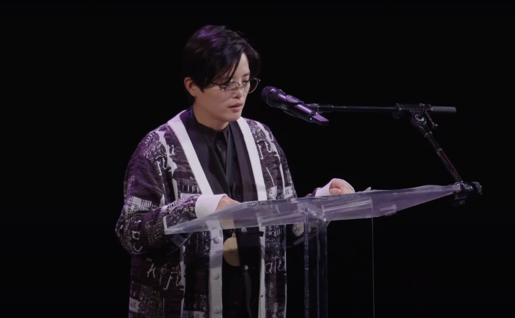 女作家楊双子是台灣第一個得到美國國家圖書館獎的台灣人。(圖/National Book Foundation YouTube頻道)