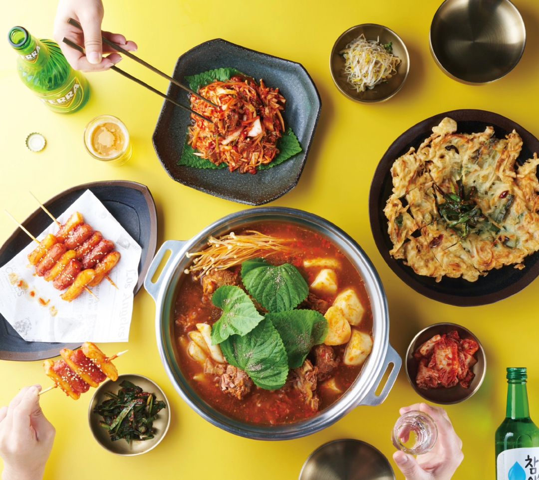 兩人共同經營「UNCLE-K 排骨火鍋店」、「UNCLE-K 火烤店」及「鐘路大多力韓雞湯」等品牌(圖:IG@uncle.kamjatang)