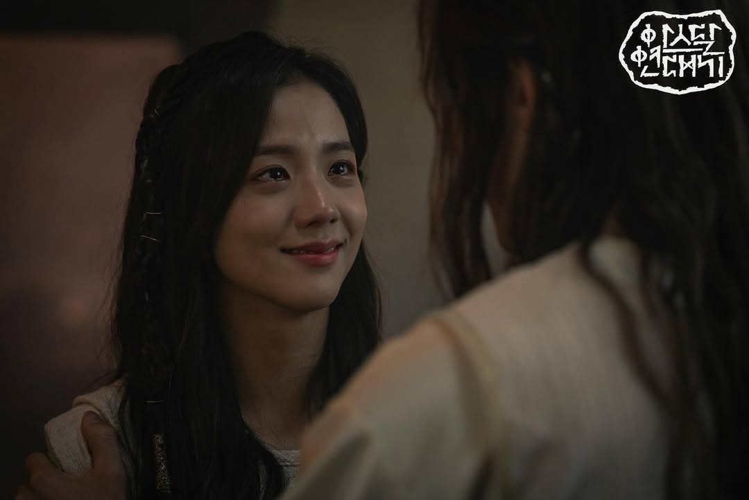 Jisoo 飾演了薩雅(由宋仲基飾演)的已故情人賽娜萊(圖:IG@tvn_drama)