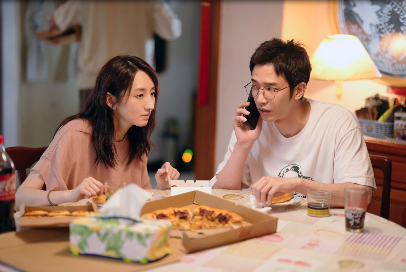 兩人因生活習慣起了摩擦,像是無止盡的瘋狂打鼾、吃飯掉到地上都是,甚至是上廁所不掀馬桶蓋(圖:Netflix)