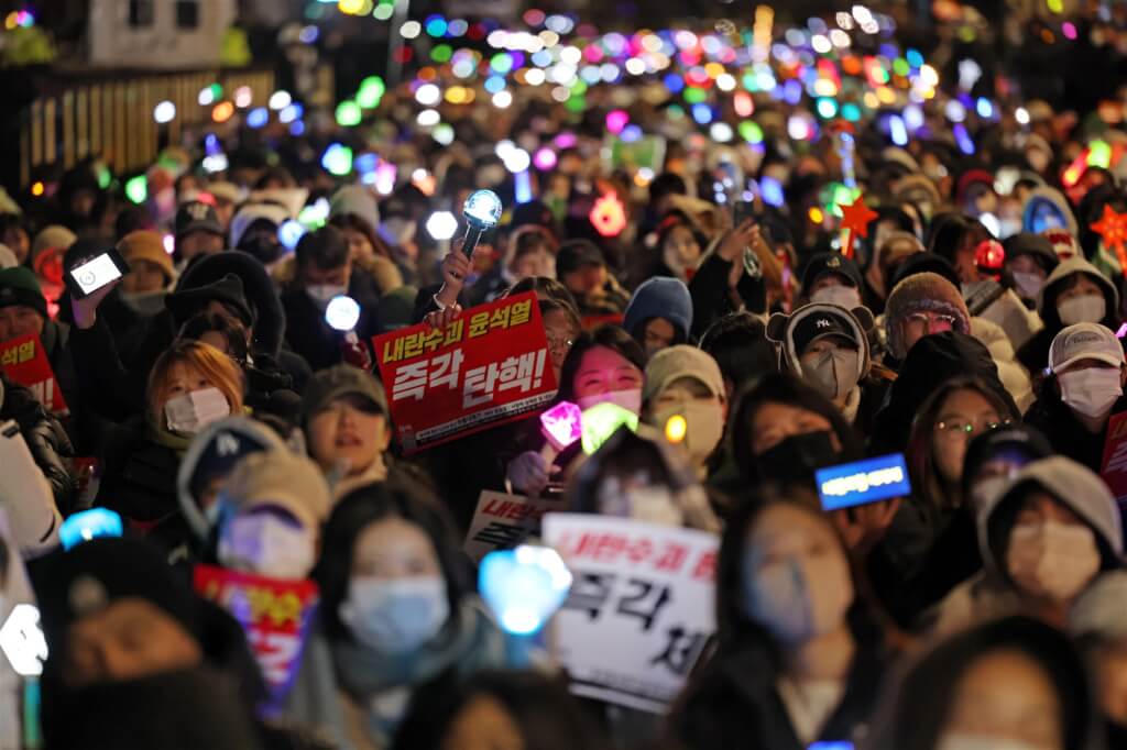 韓國年輕女性成為反南韓總統尹錫悅的主要族群。(圖/微博)