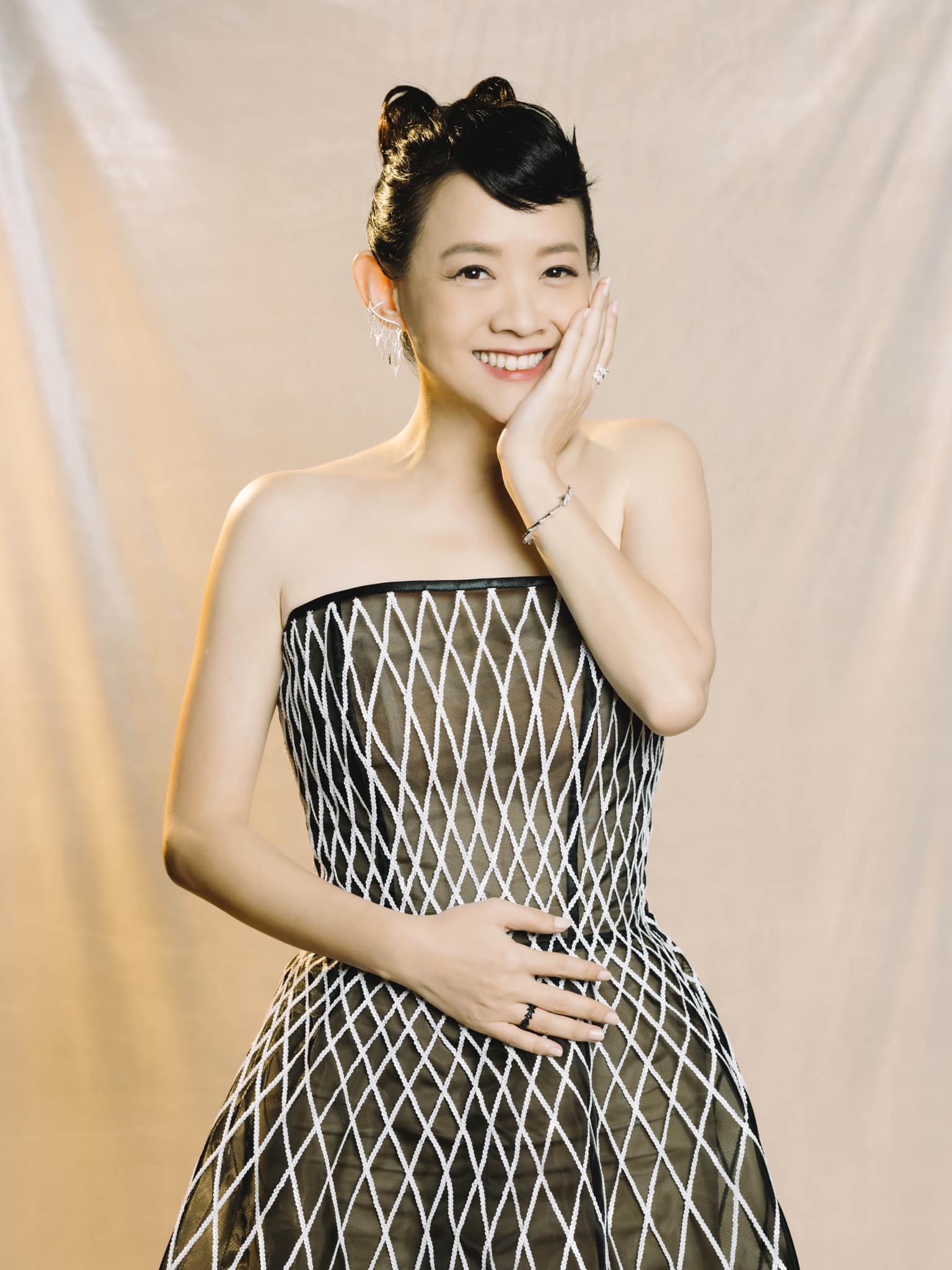 出身演藝世家的曾寶儀,從歌手、主持人再到作家建立自己的影響力(圖:FB@曾寶儀)