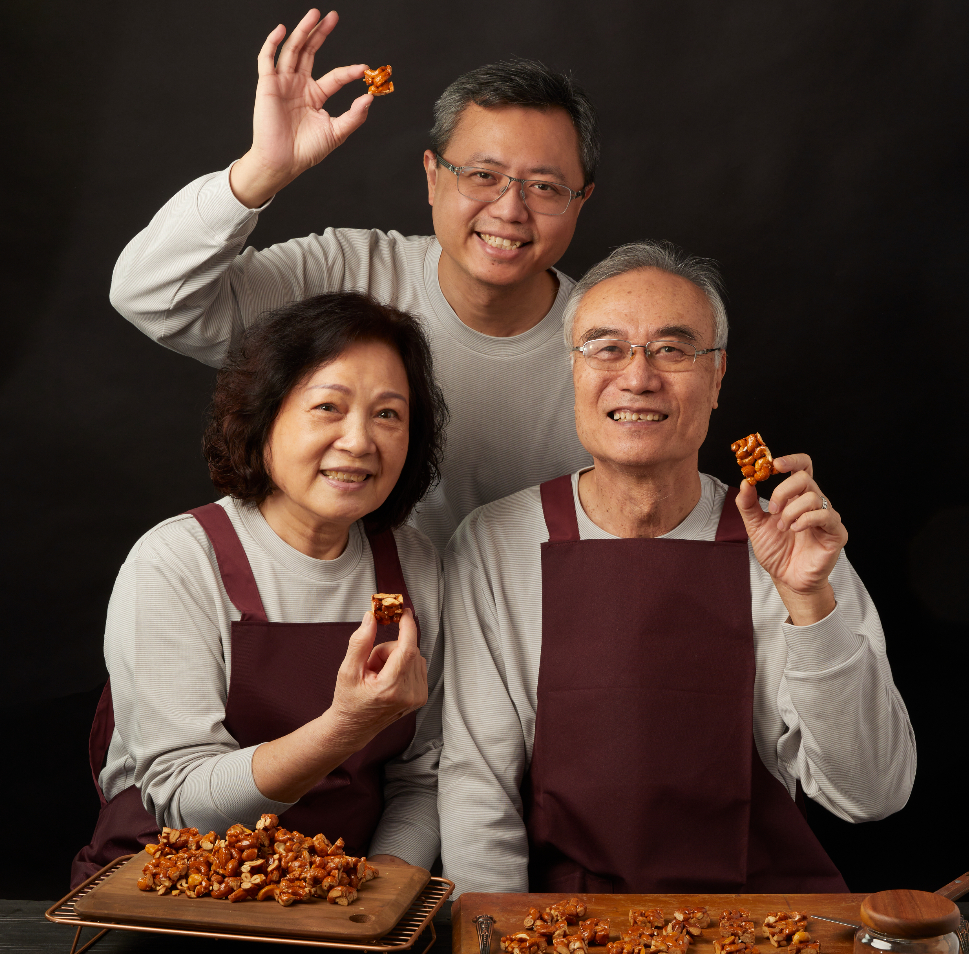 中上為趙胤丞、左起為趙媽媽與趙爸爸(圖:菓迷 GOURMii)