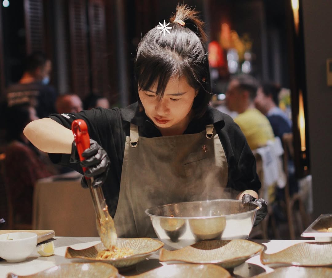 Sam Trần 成為全球首位獲得米其林星級榮譽的越南女性，坦言自己全是自學成才（圖：IG@gia.hanoi）