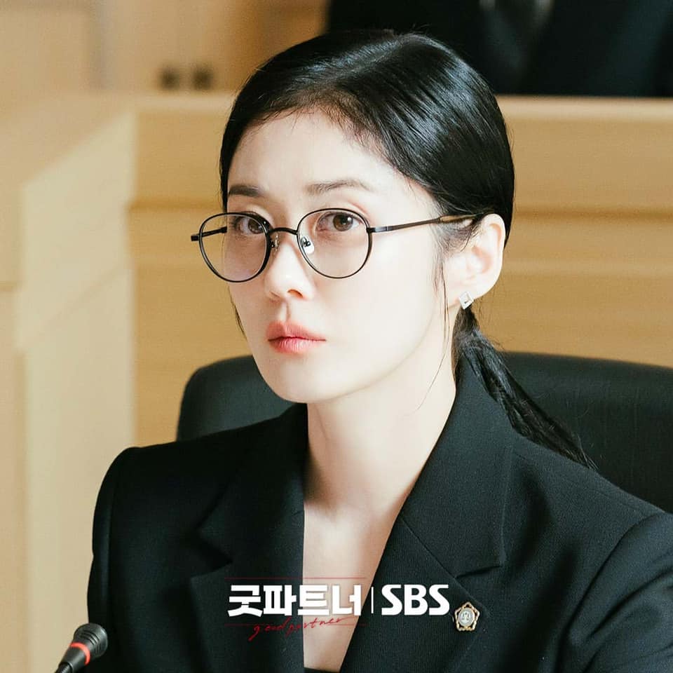 不管戴眼鏡還是隱形眼鏡,都建議不要常常點眼藥水。(圖/《好搭檔》劇照)