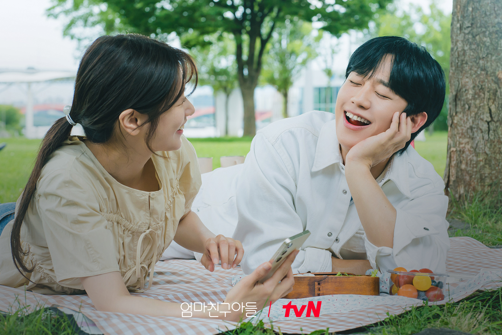 享受戀愛中的甜蜜氛圍。(圖/tvN,《媽媽朋友的兒子》劇照)