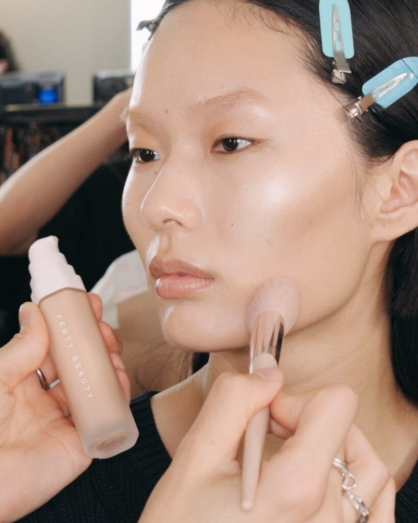 不論是化妝品、還是保養品,都是有保存期限的。(圖/fentybeauty IG)