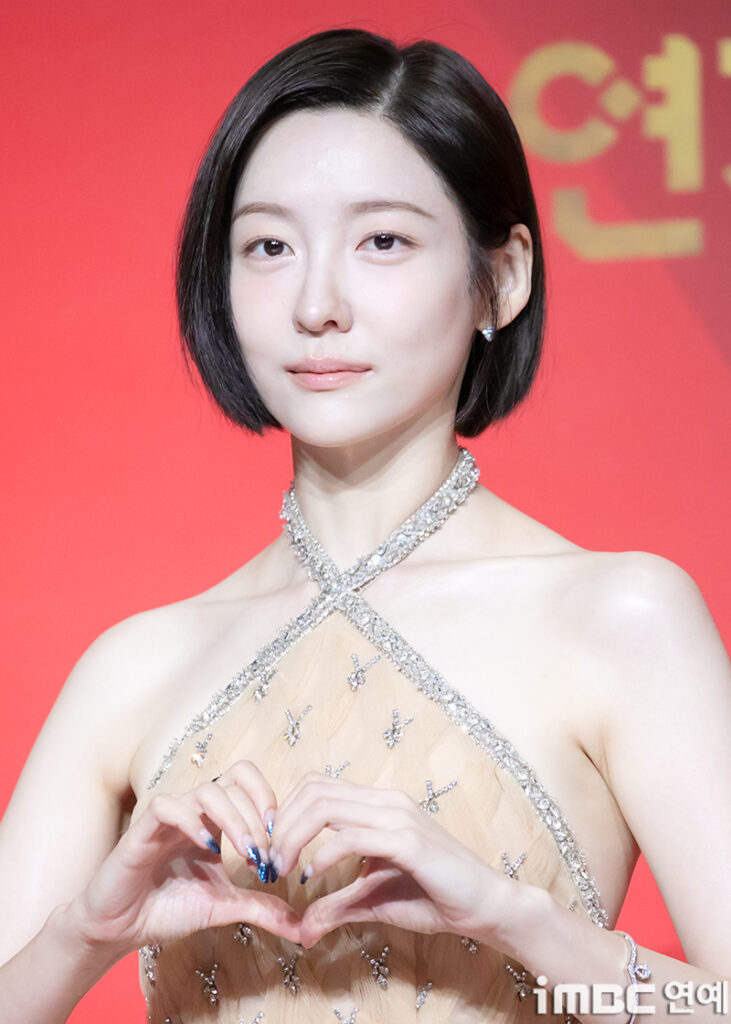 不同年齡層的女性,重視的健檢項目也不同。(圖/2024 SBS 演技大賞 紅毯照)
