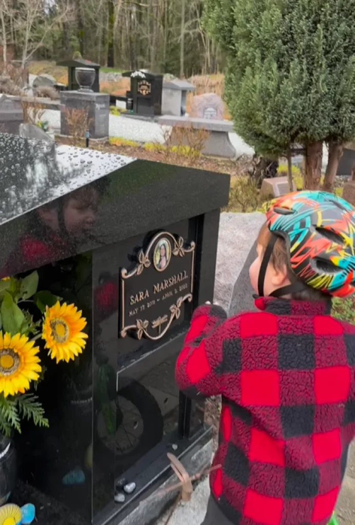 小男孩非常思想自己的母親。（圖／adventureswithgrandmama IG）