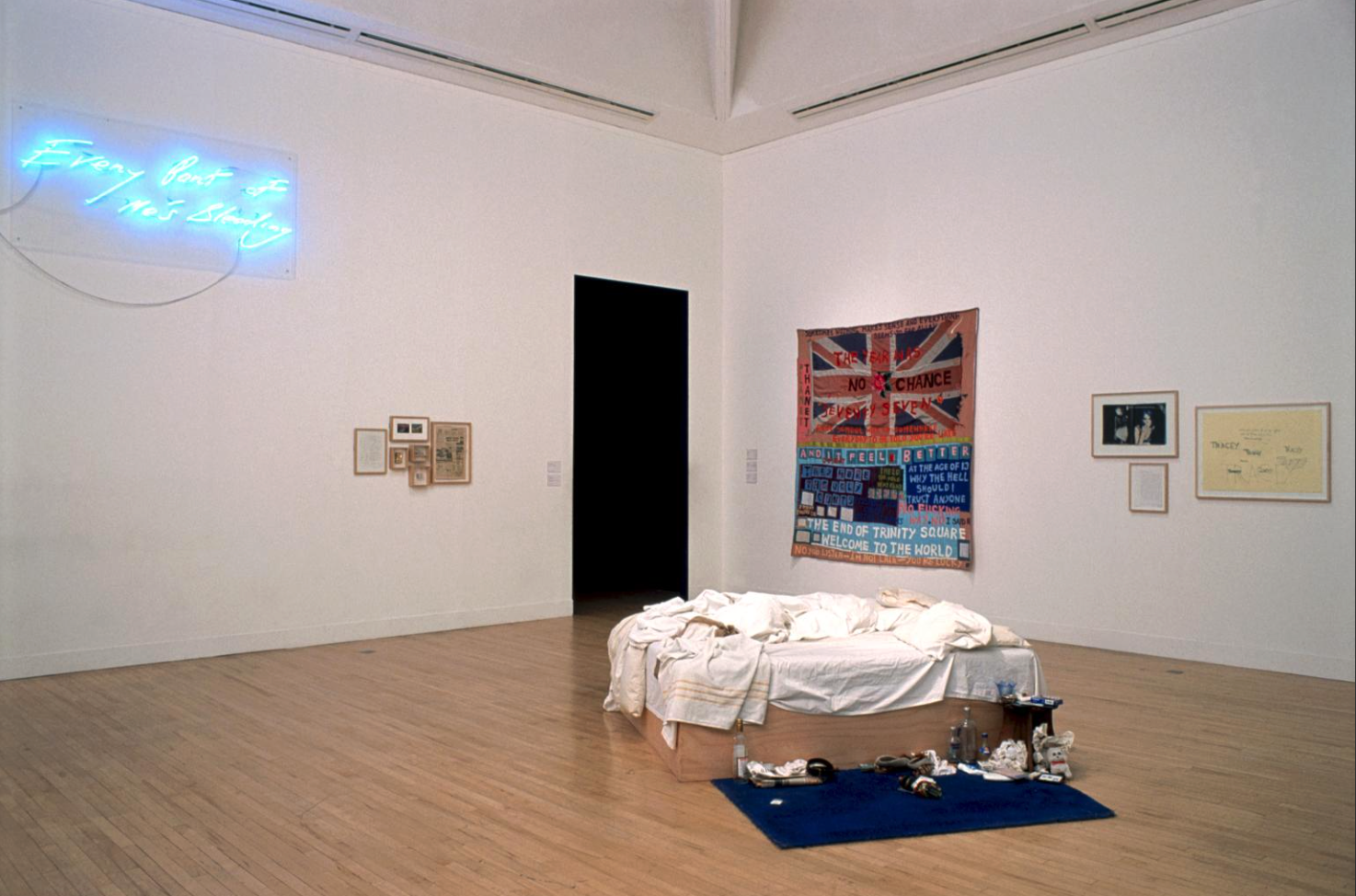 35 歲時,Tracey Emin 與男友分手後,恍惚醒來後決定將床化作藝術(圖:TATE 官網)