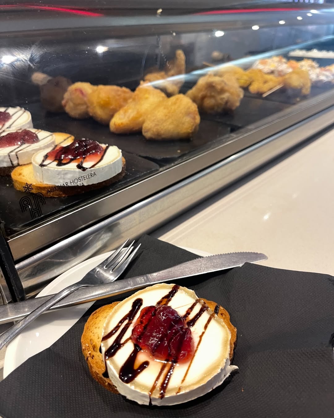 我在街上覓食挑選看對眼的餐館,發現一種西班牙小點我很喜歡。(圖:IG@pai_anan)