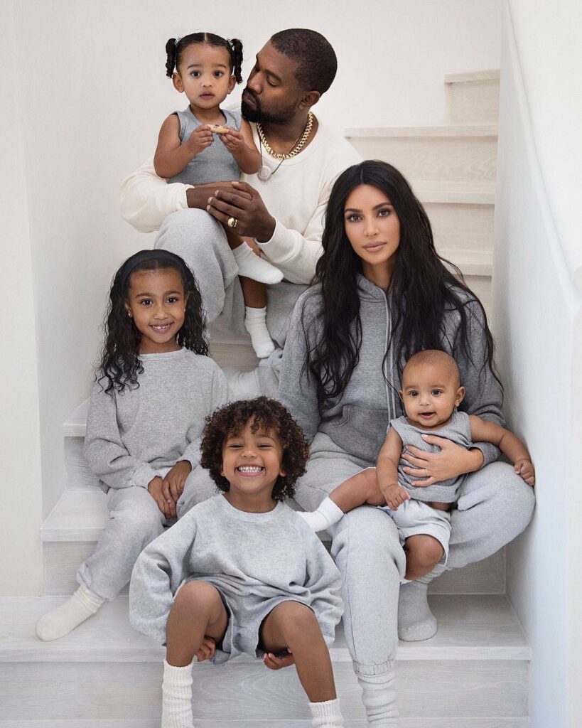 金卡戴珊和老公四個孩子裡,兩個都是代理孕母所產。(圖/kimkardashian IG)