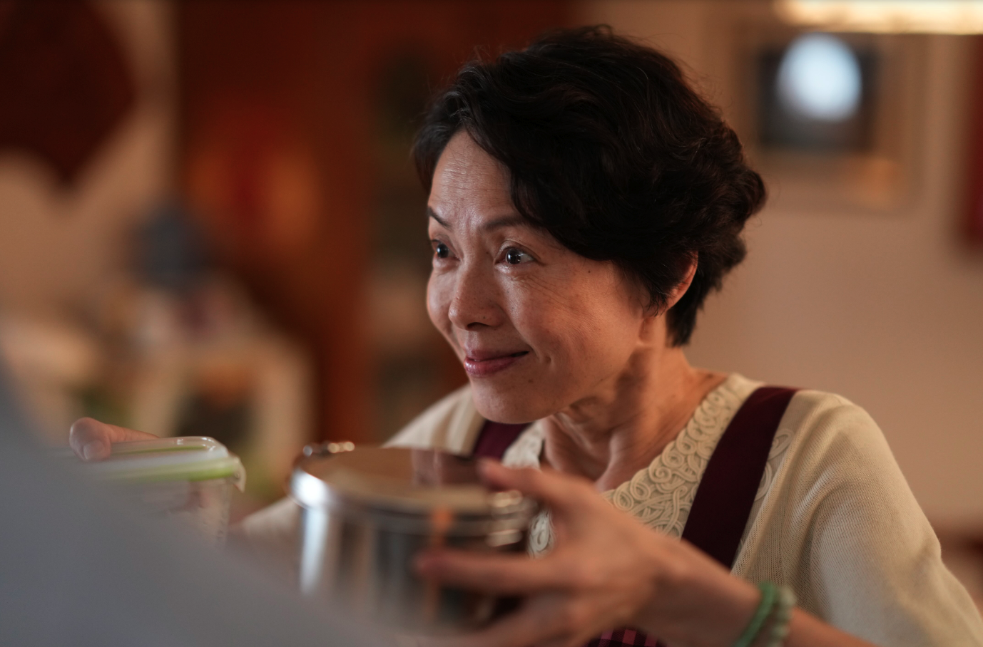 「媽寶人夫」總是凡事聽媽媽的話,從不違背媽媽的意見。(圖:Netflix)