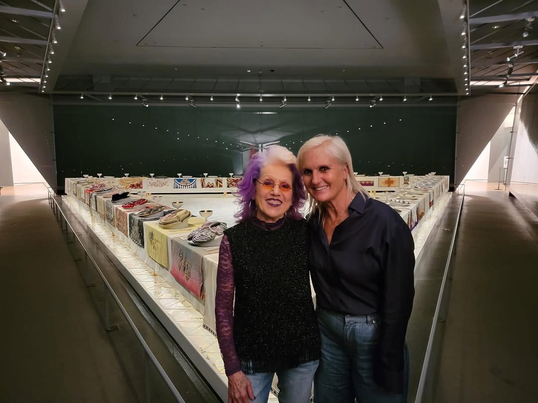 Judy Chicago 受到美國女性史先驅 Gerda Lerner 啟發,連同數百多名支持者合作完成《晚宴》的大作(圖:IG@judy.chicago)