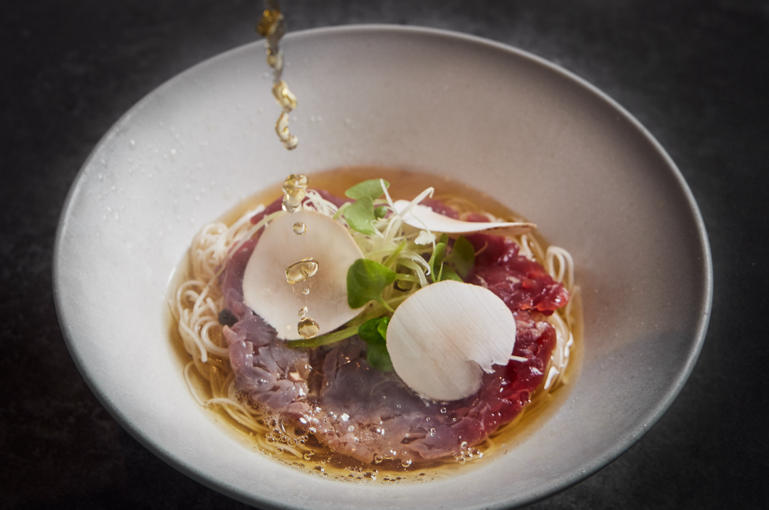 汲取台南牛肉湯為靈感的「澄清熟成牛肉湯細麵」(圖:緩緩 FABULA)