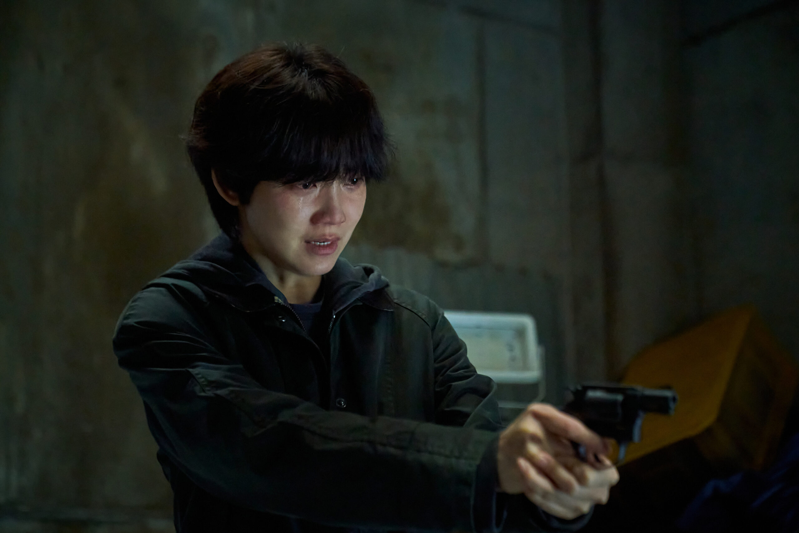 申鉉彬飾演偵探,在調查案件時被已故妹妹的幻象糾纏(圖:Netflix 提供)
