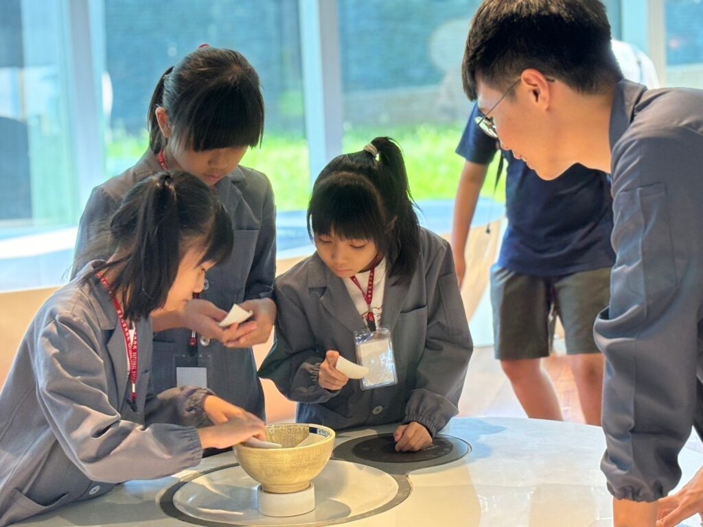 自去年 6 月起,故宮南院女性員工已被允許自由選擇穿著裙裝或褲裝(圖/ 國立故宮博物院南部院區 臉書)