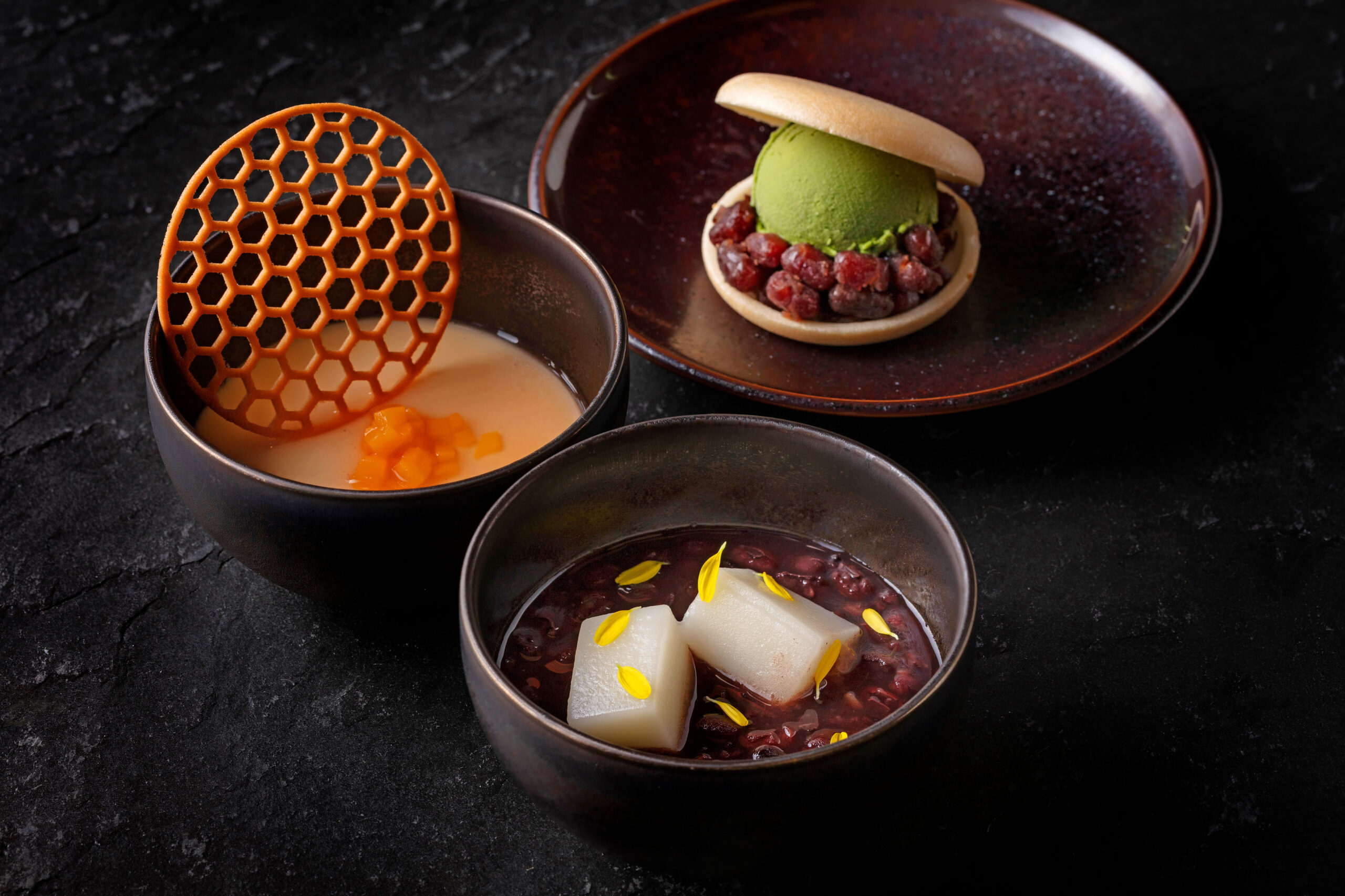 左起為「水蜜桃冷湯杏仁豆腐」、「利休抹茶紅豆最中餅」,中央是「麻糬桂花紅豆湯」(圖:WAGYU CLUB)