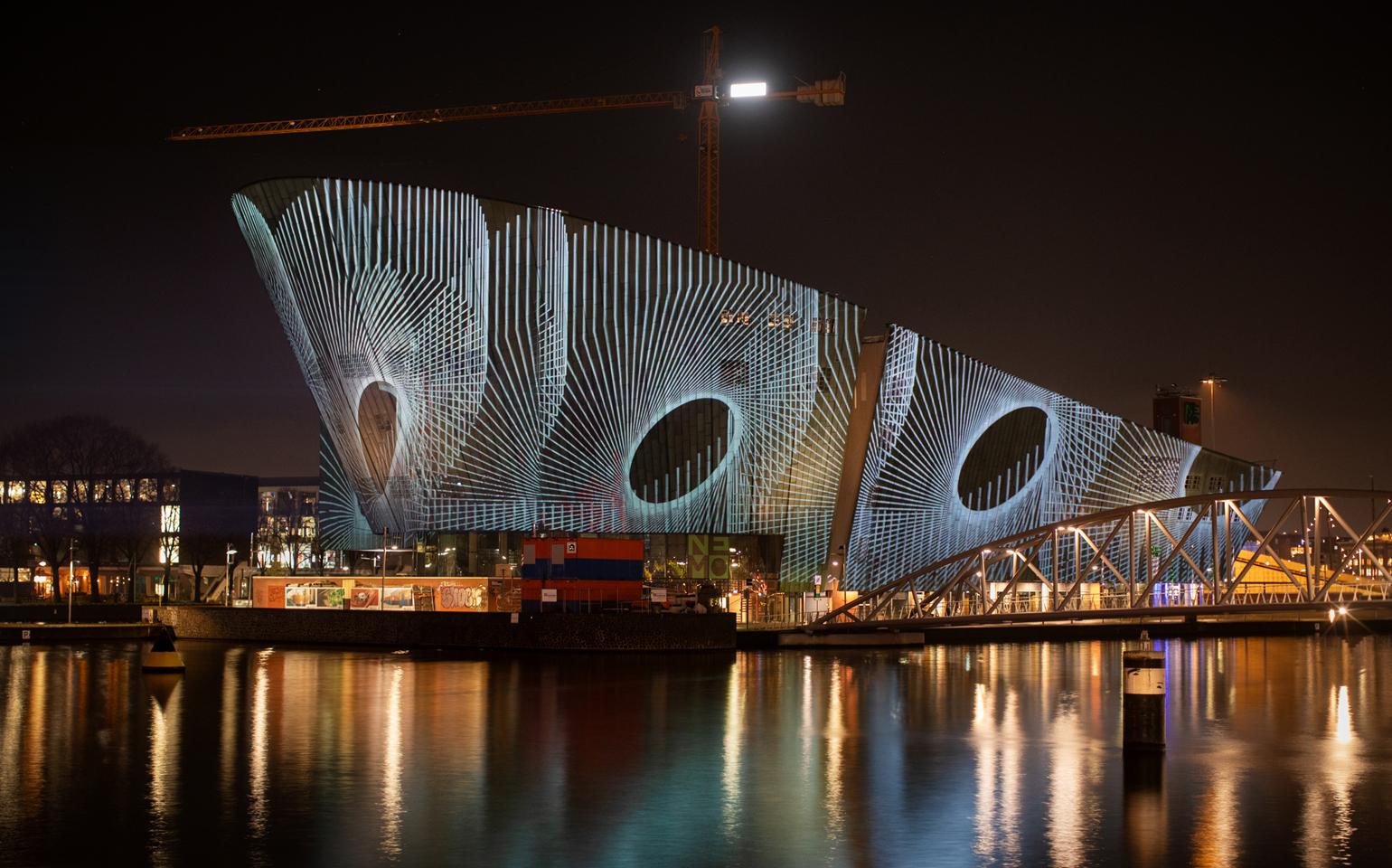 荷蘭阿姆斯特丹燈光節開幕　27 件作品沿運河展出（圖：Amsterdam lightfestival官網）
