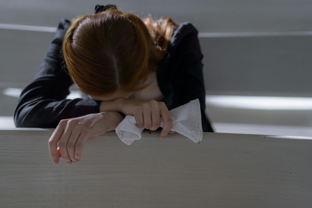 如果妳在思考一段感情是否要繼續下去時,不妨停下來先問問自己是因為害怕改變而留下?還是因為真心相信這段關係能繼續讓妳成長?(圖/ pexels)