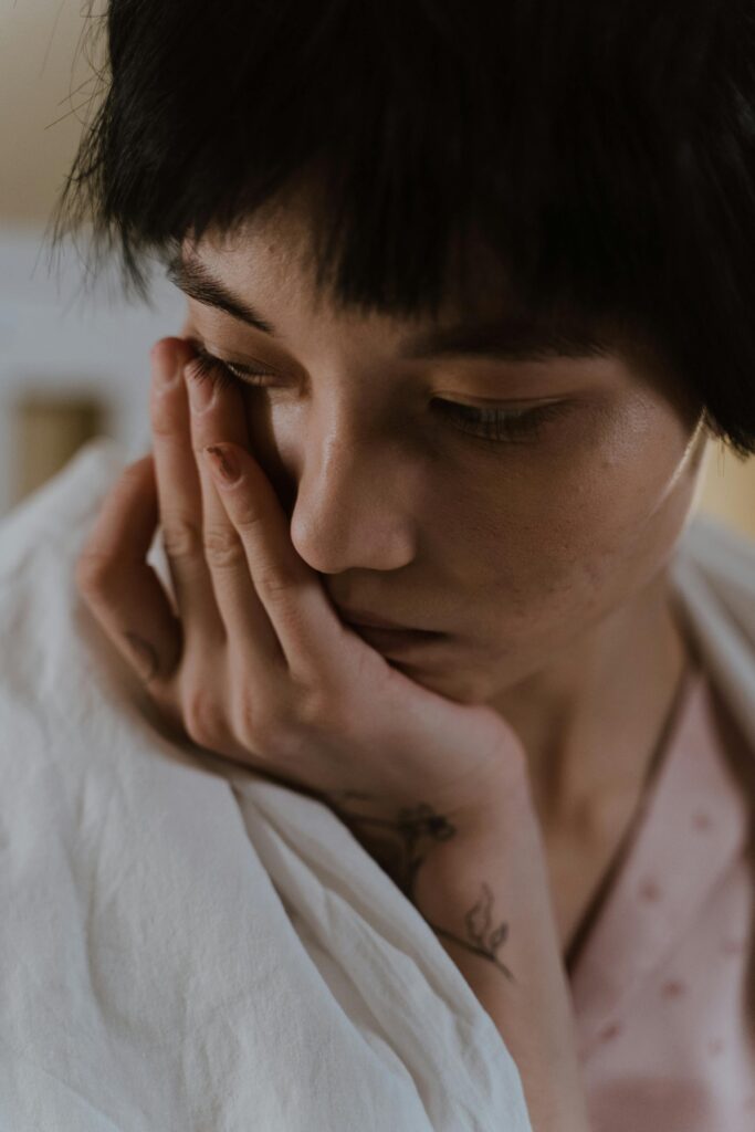 "Red flag"一詞,被用來形容感情中的「地雷」行為(圖/ pexels)