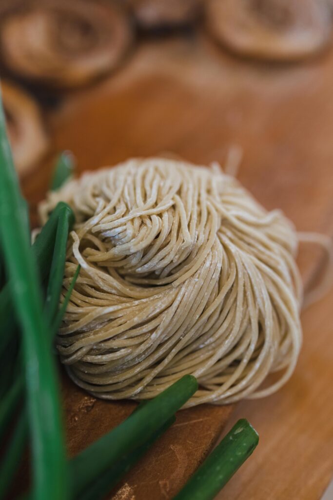 被稱為「蕎麥搔」的麵糰,因為可以聚集金屑,象徵「聚財」(圖/ pexels)