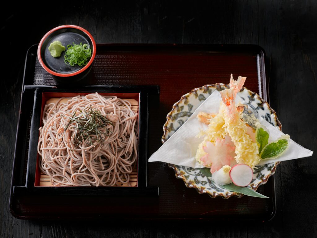 可依自己的喜好食用,選擇冷或熱的蕎麥麵(圖/ pexels)