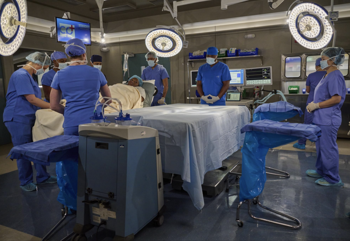 手術房裡的醫師，你分得出來哪個是麻醉科醫師嗎？（圖／《住院醫師》劇照）