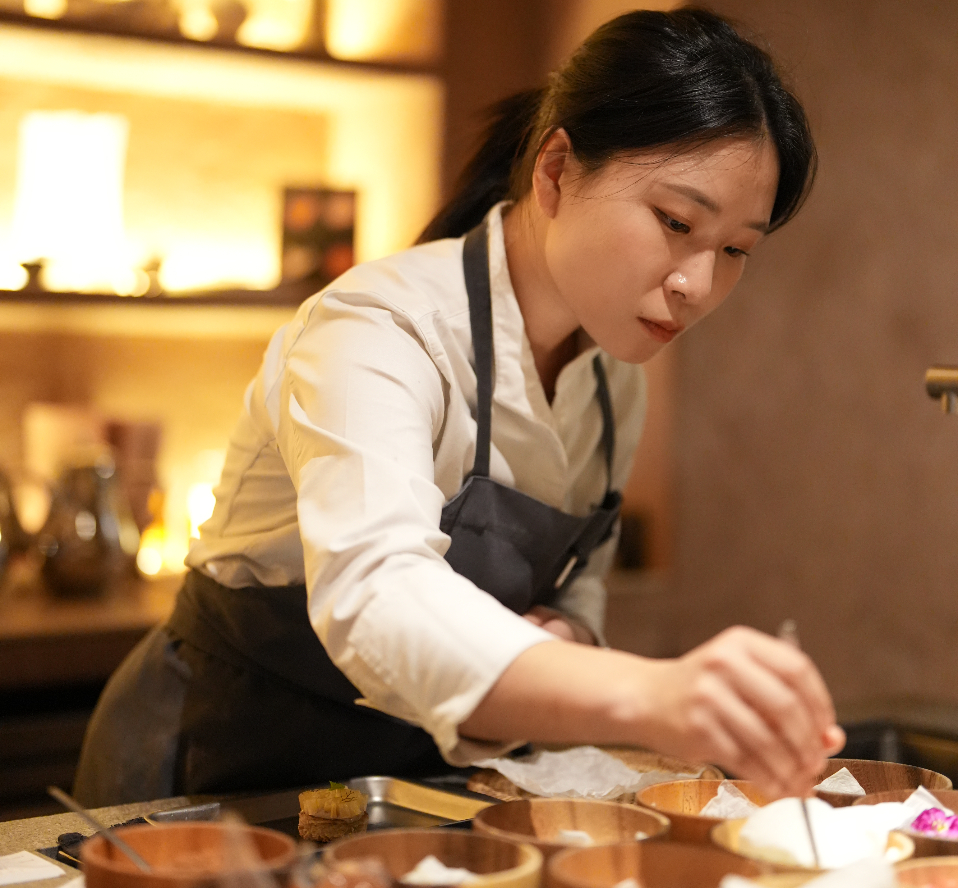 家中排行老三的鄭惠民，負責幫全家人張羅晚餐（圖：香色）