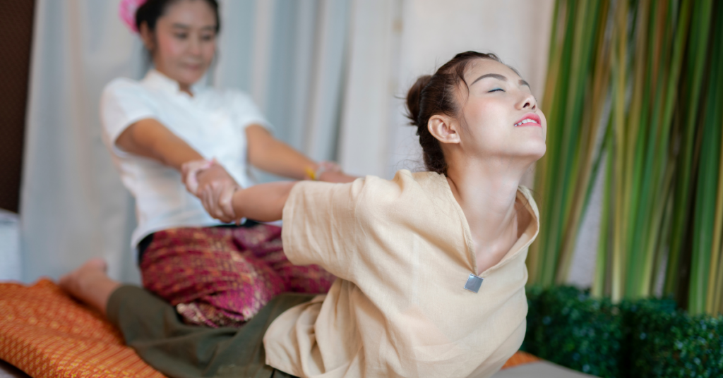 當按摩師用身體的重量過度施壓,就要注意可能造成傷害。(圖/canva)